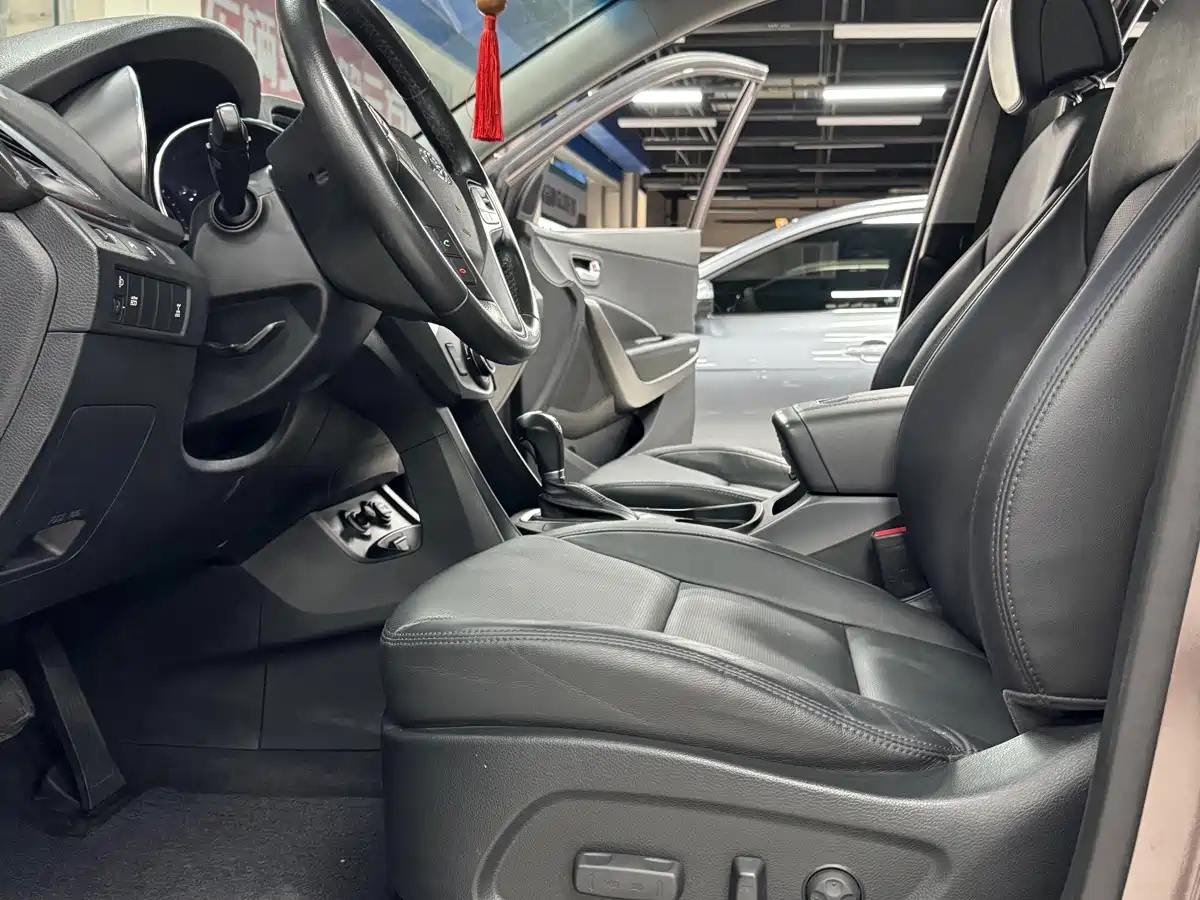 Photo 9 - Hyundai Santa Fe