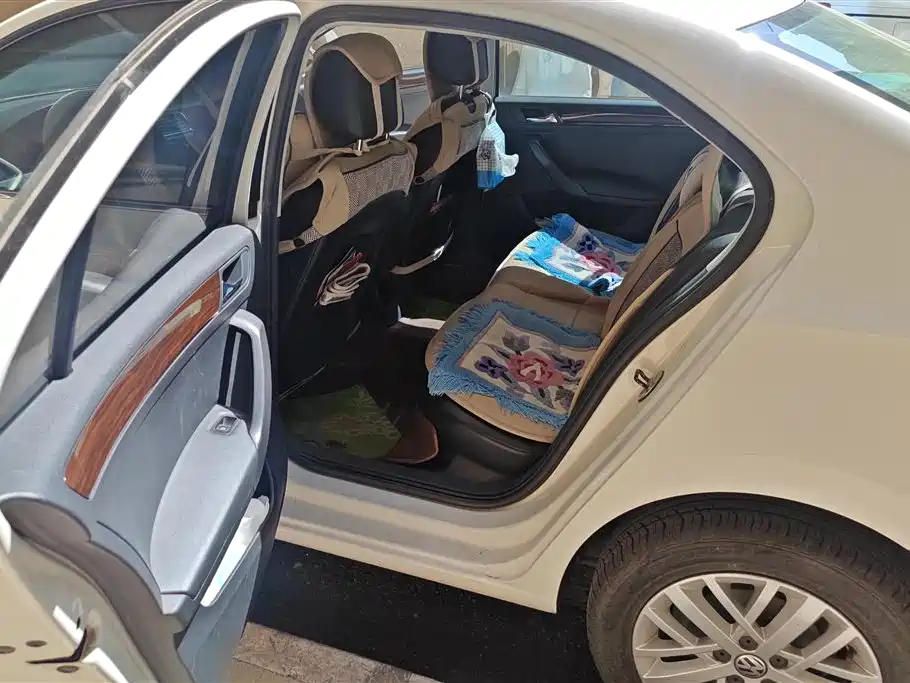 Volkswagen Santana 2013 Model 1.6L Automatic Luxury Edition фото 11