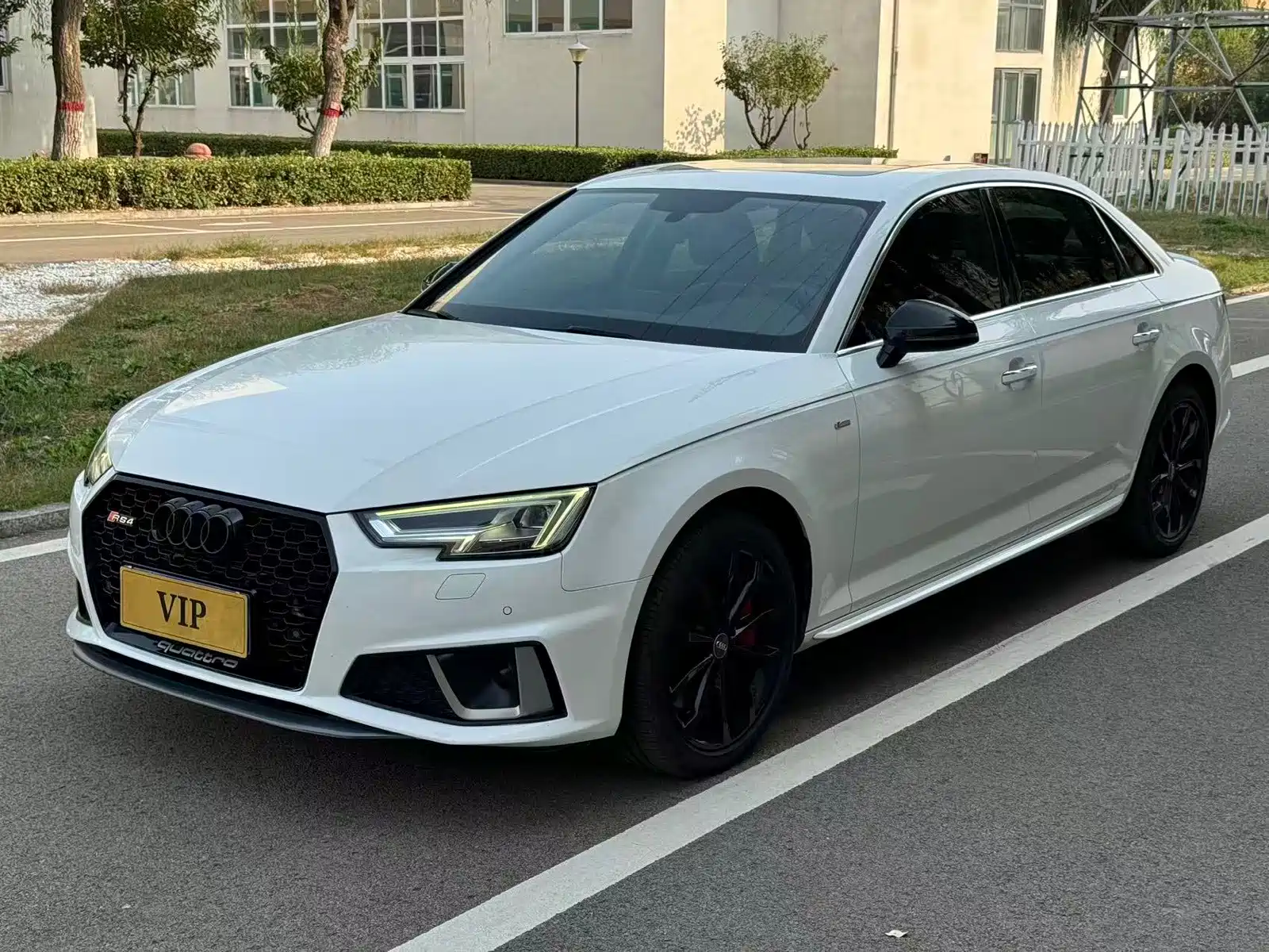 Фото 1 - Audi A4L
