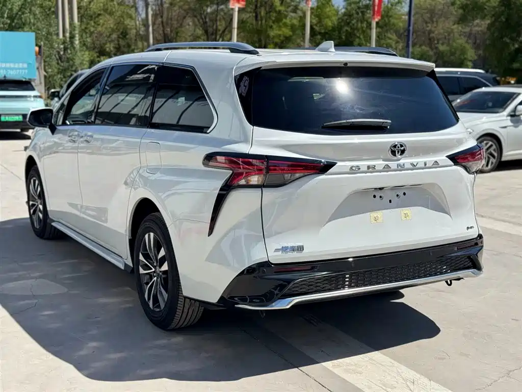 Toyota Granvia 2026 Model 2.5L Hybrid Luxury Edition фото 4