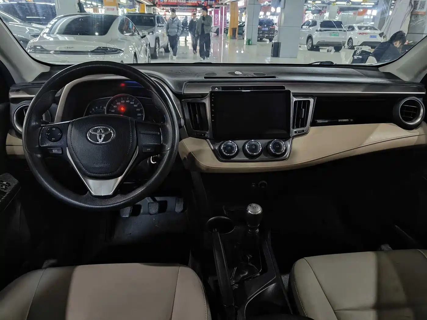 Toyota RAV4 Rongfang 2015 2.0L Manual 2WD Urban Edition фото 7