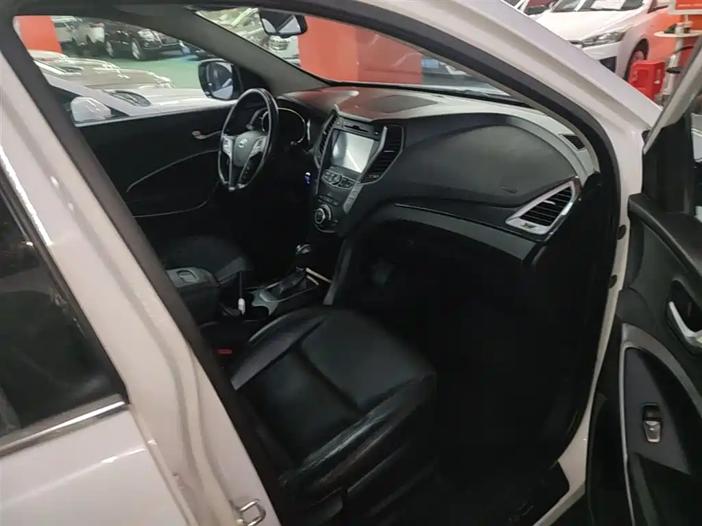 Hyundai Santa Fe 2015 2.4L Automatic 4WD Smart 5-seater фото 25