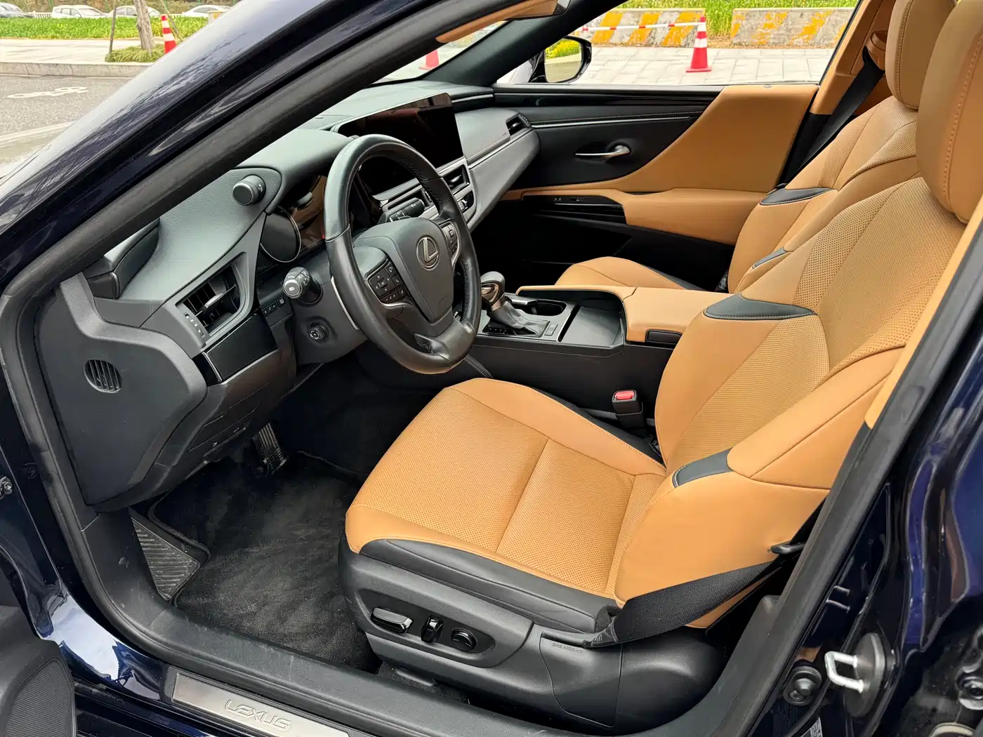 Lexus ES 2023 200 Excellence Edition фото 11