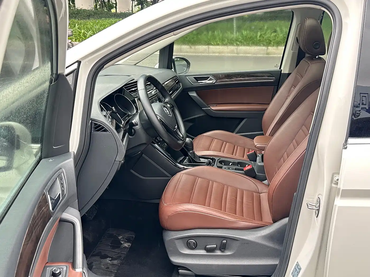 Volkswagen Touran 2016 Touran L 280TSI DSG Luxury фото 3
