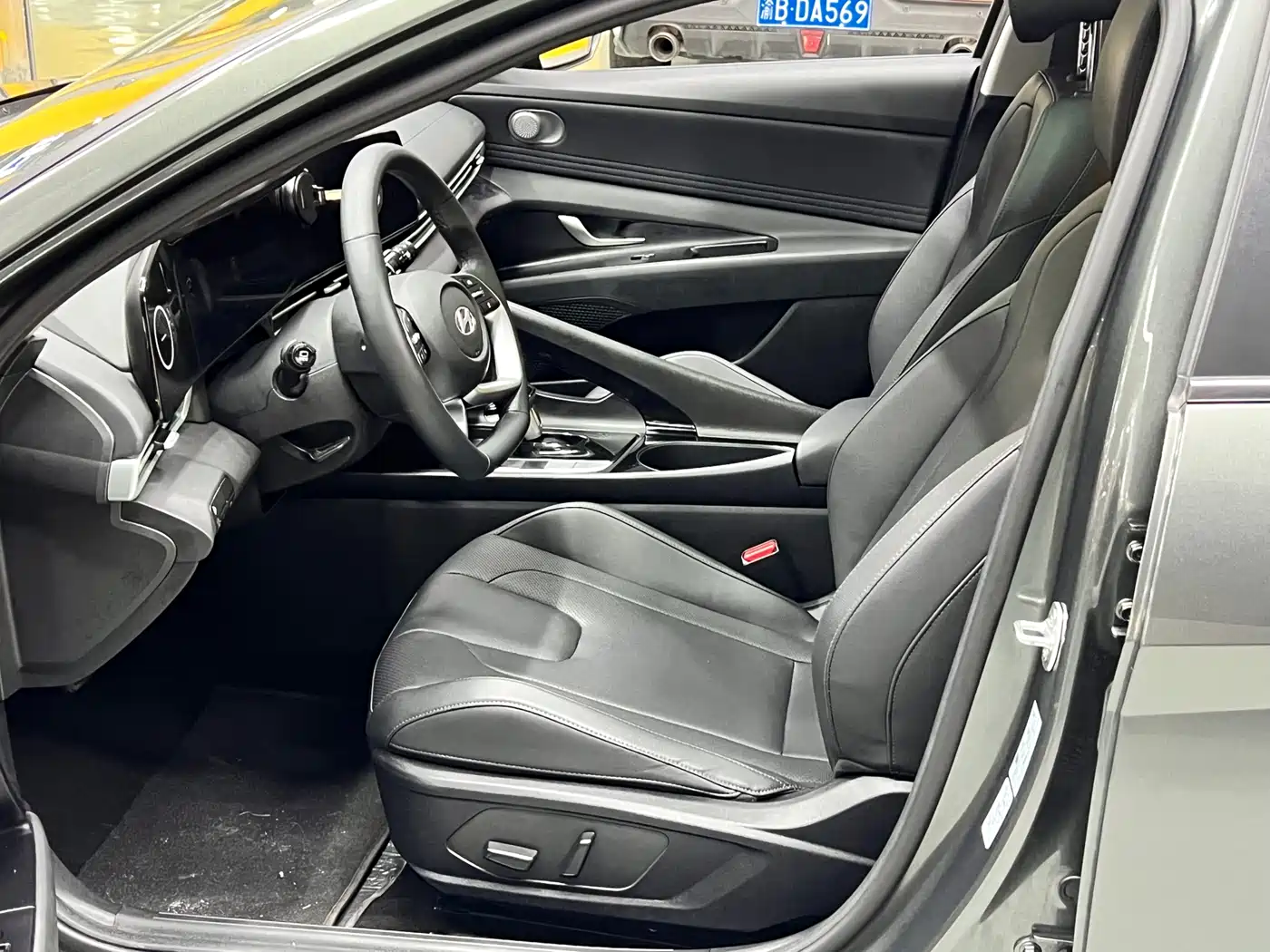 Hyundai Elantra 2023 Model 1.5L CVT LUX Premium Edition фото 17