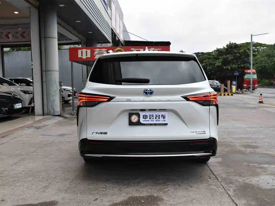 Toyota Sienna 2021 2.5L Hybrid Platinum Edition фото 17