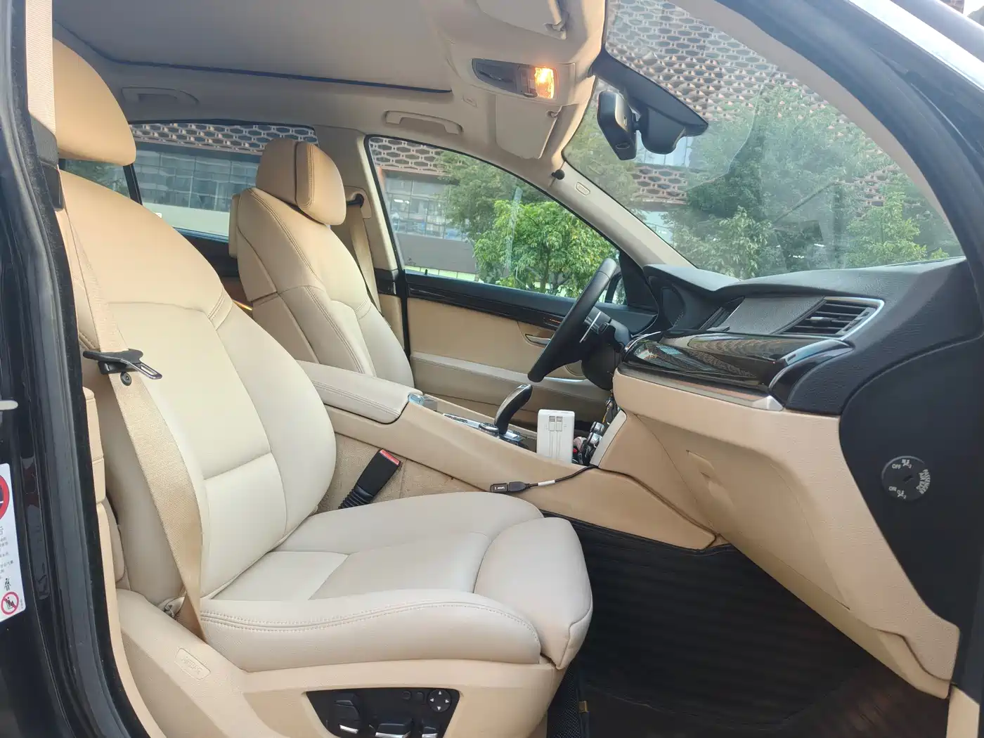 BMW 5 Series GT 2010 535i Luxury Model фото 6