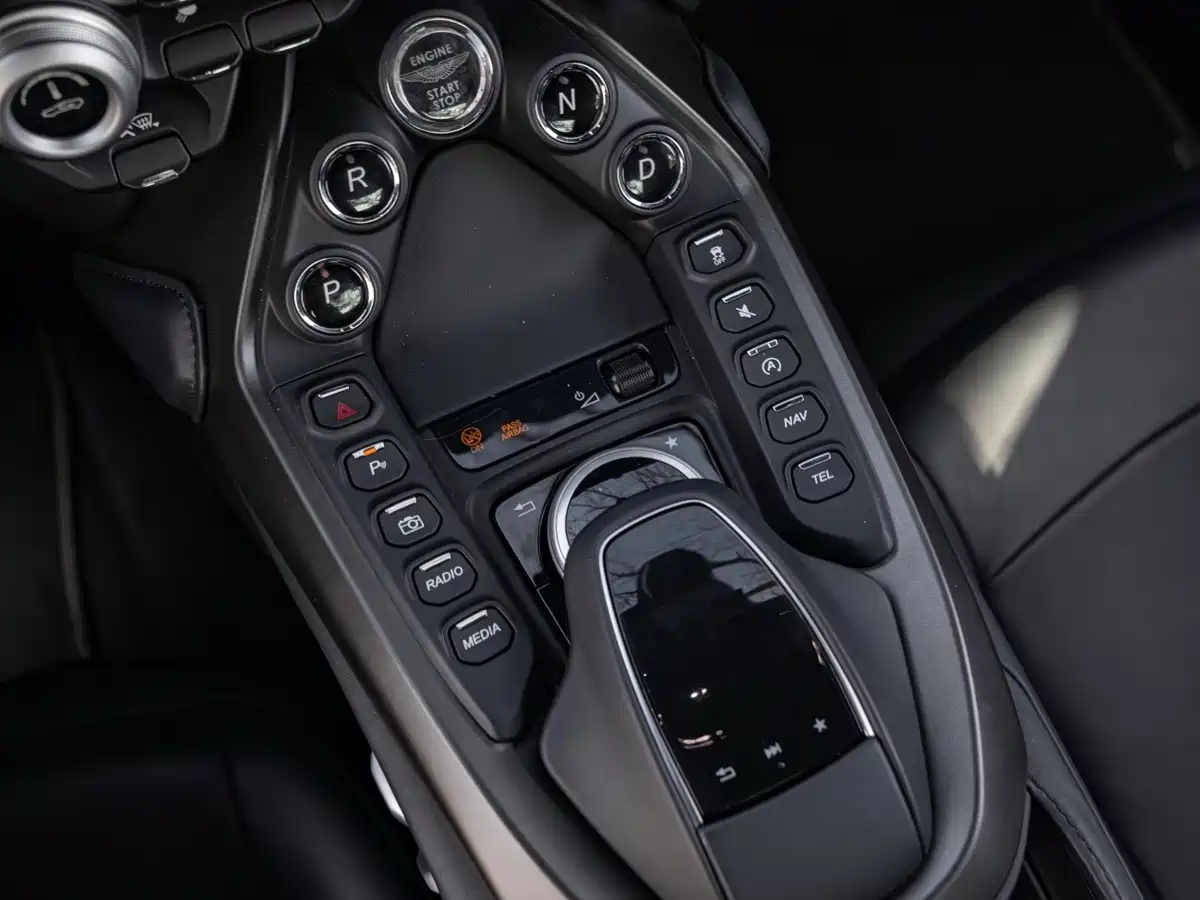 Aston Martin V8 Vantage 2021 2020 4.0T V8 Coupe