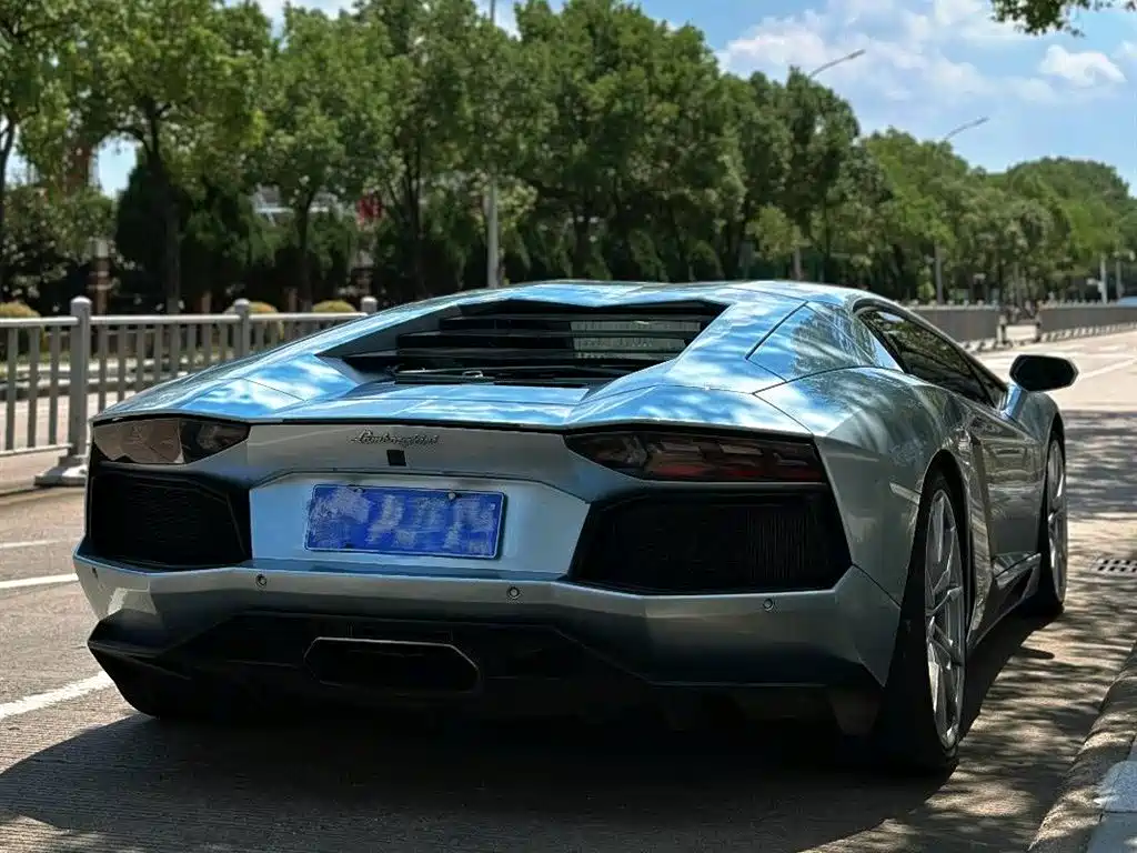 Lamborghini Aventador 2011 LP 700-4 фото 2