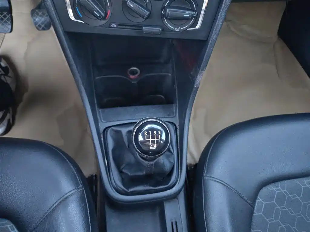 Volkswagen Santana 2013 1.6L Manual Comfort Edition фото 7