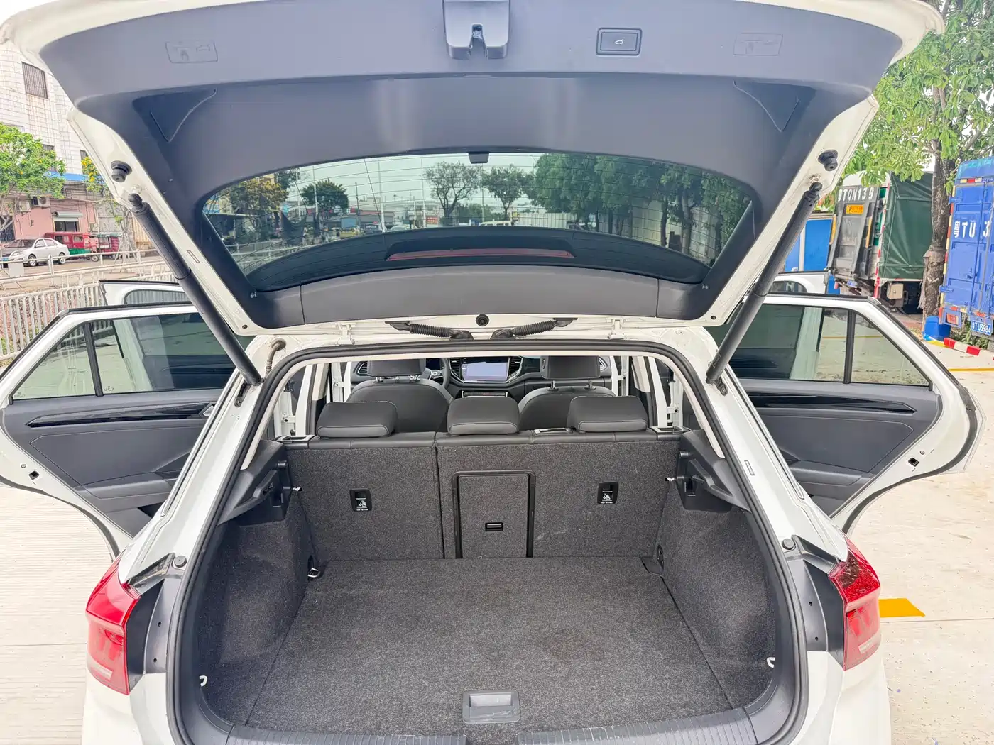 VOLKSWAGEN T ROC EXPLORING SONGS