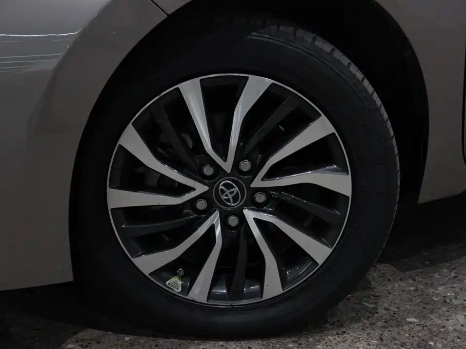 Toyota Corolla 2017 Facelift Hybrid 1.8L E-CVT Leading Edition фото 7