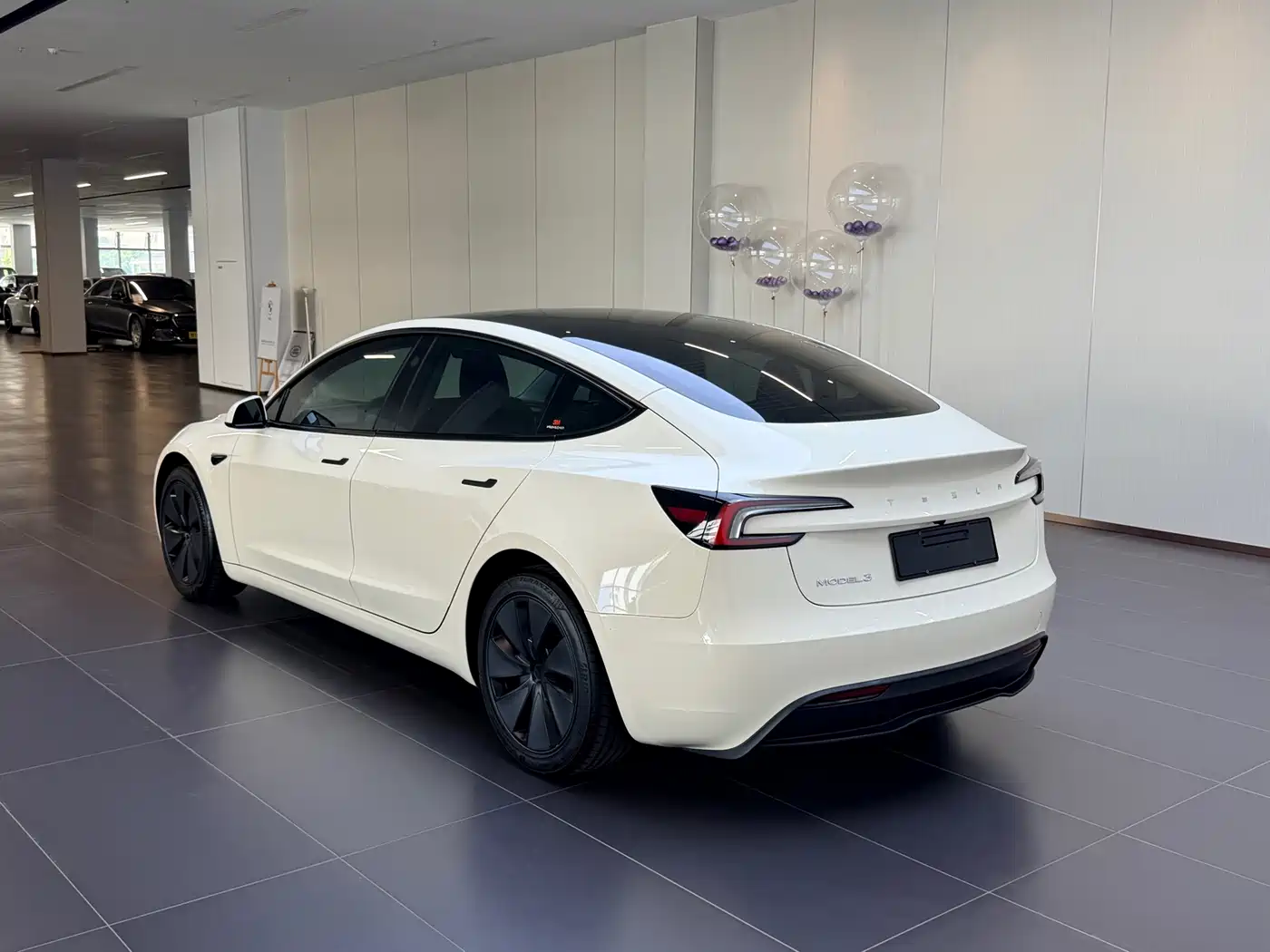 Фото 4 - Tesla Model 3