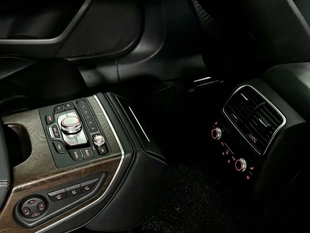 Фото 12 - Audi A6L