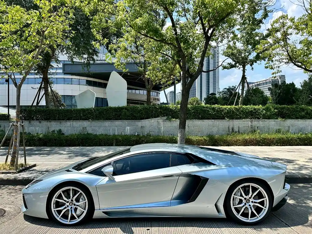 Lamborghini Aventador 2011 LP 700-4 фото 3
