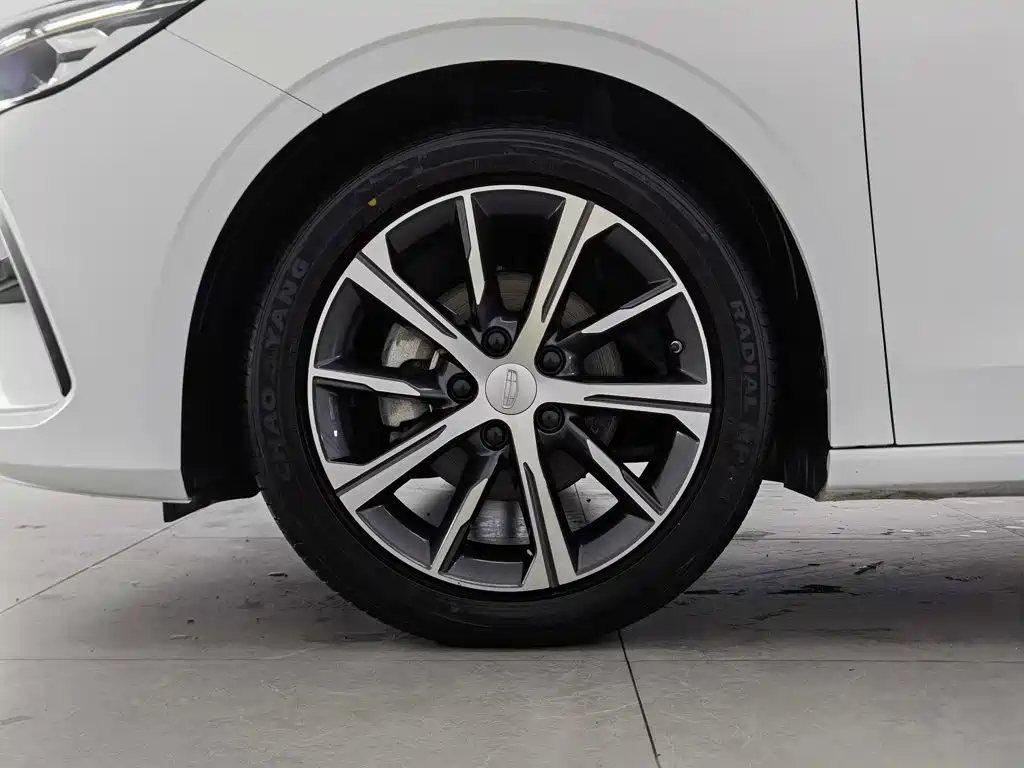 Фото 17 - Geely Emgrand