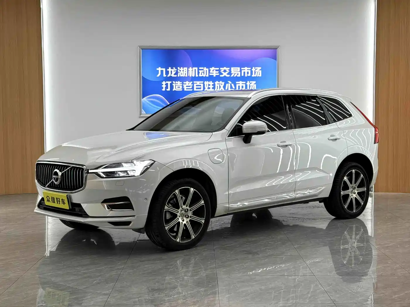 Фото 1 - Volvo XC60 Plug-in Hybrid