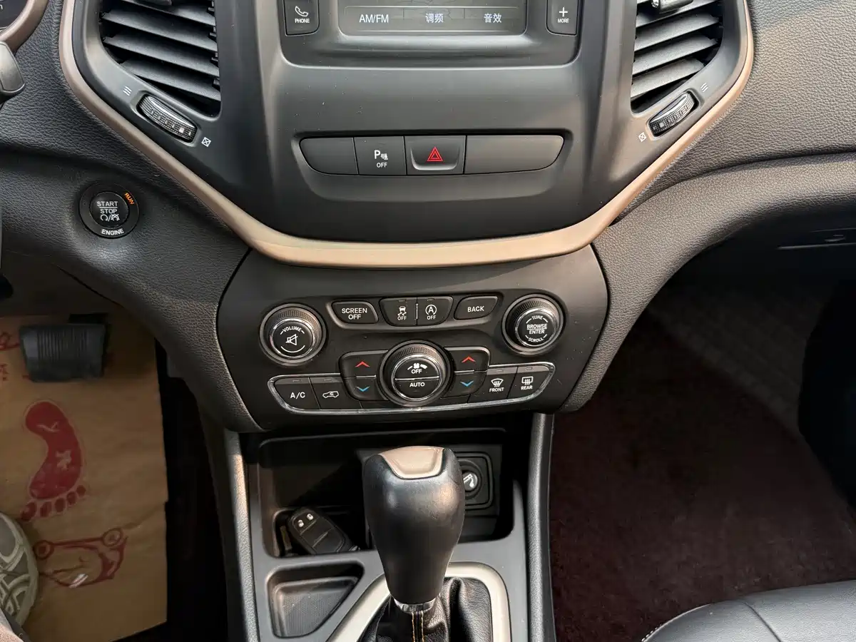 Фото 10 - Jeep Cherokee