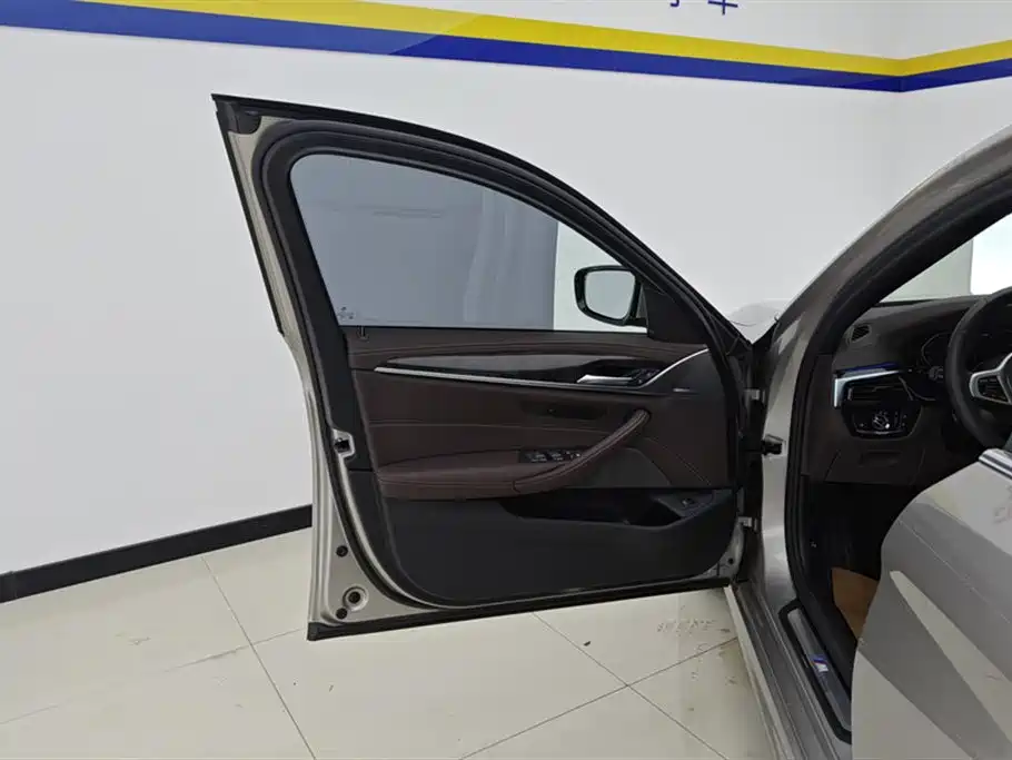 BMW 5 Series 2021 525Li M Sport Package фото 7