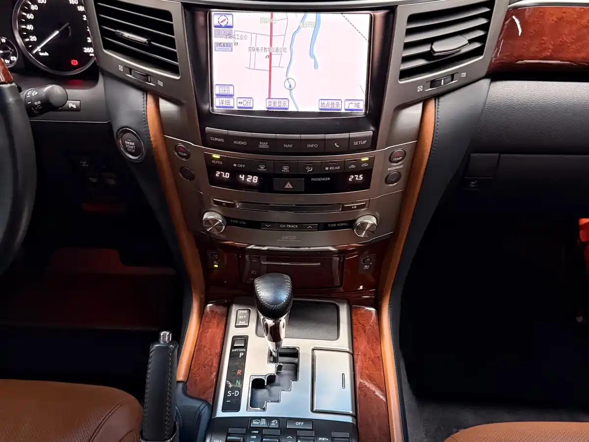 Фото 12 - Lexus LX