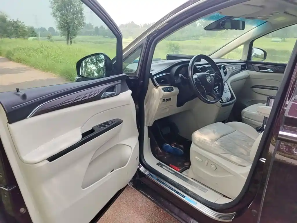 Фото 16 - Buick GL8