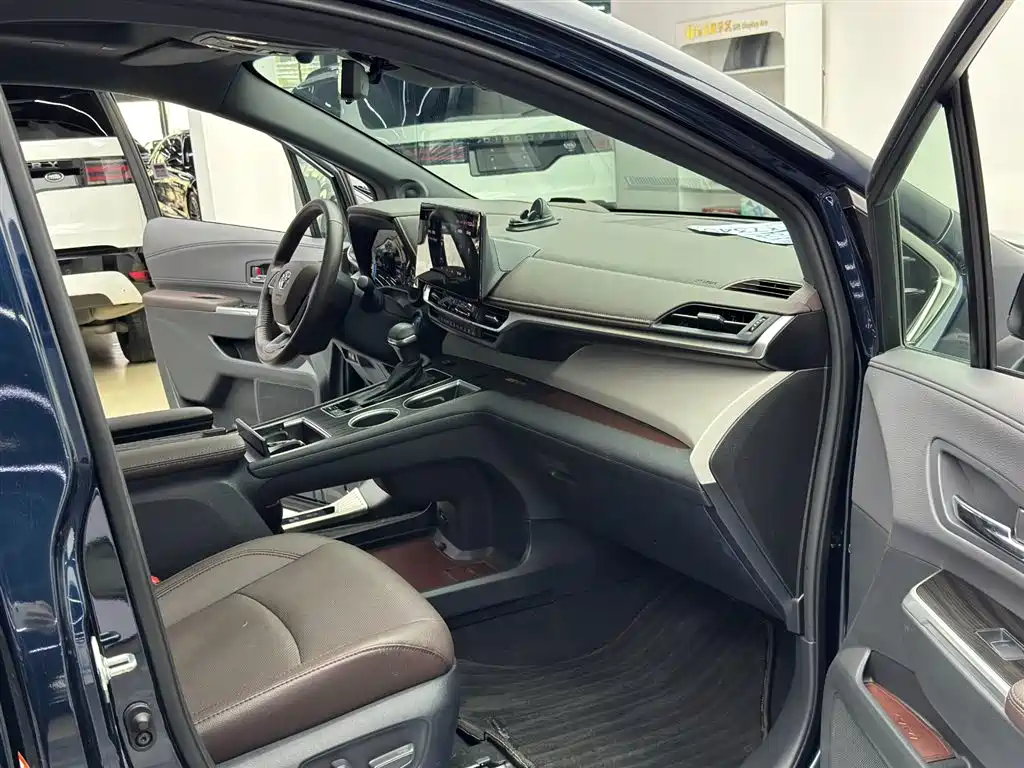 Toyota Granvia 2023 2.5L Hybrid Flagship VIP Edition фото 10