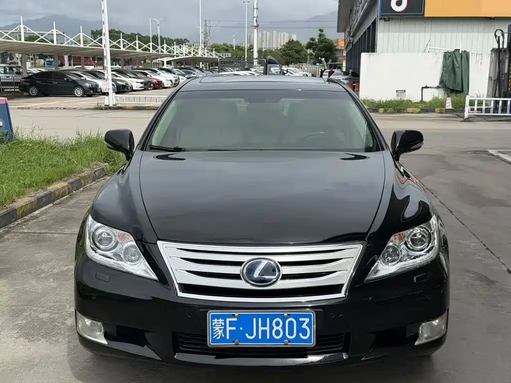 Фото 2 - Lexus LS