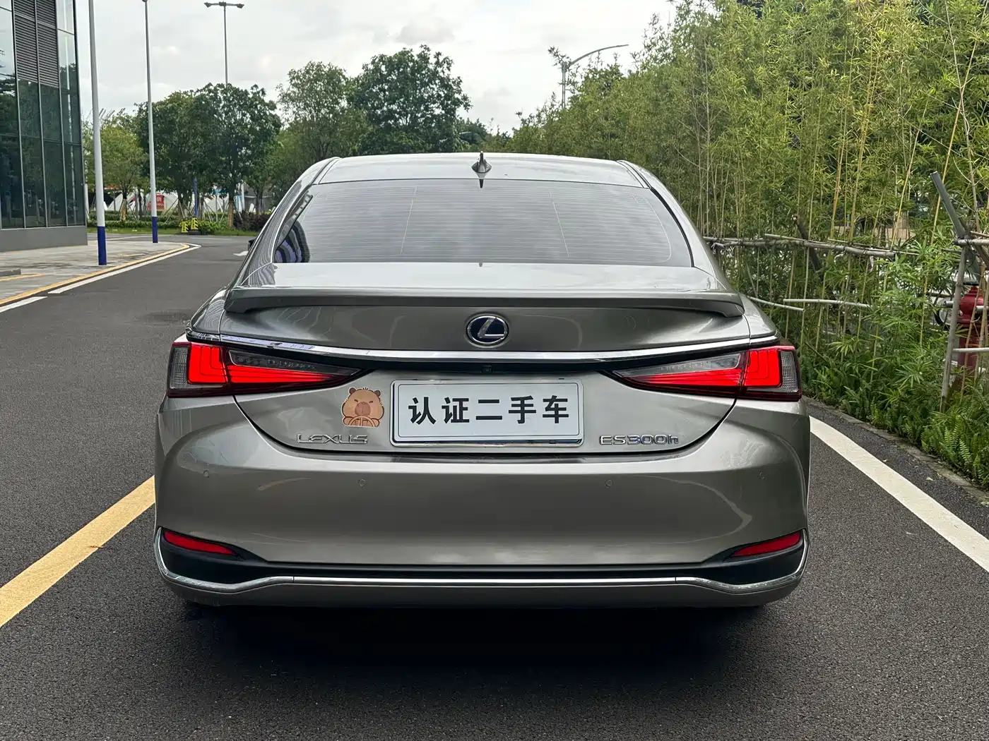 Photo 5 - Lexus ES