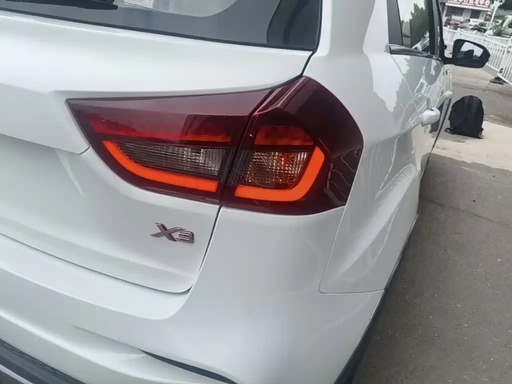 Photo 8 - Geely Vision X3
