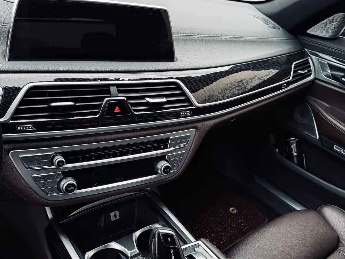 BMW 7 Series 2018 730Li Leading Type M Sport Package фото 30