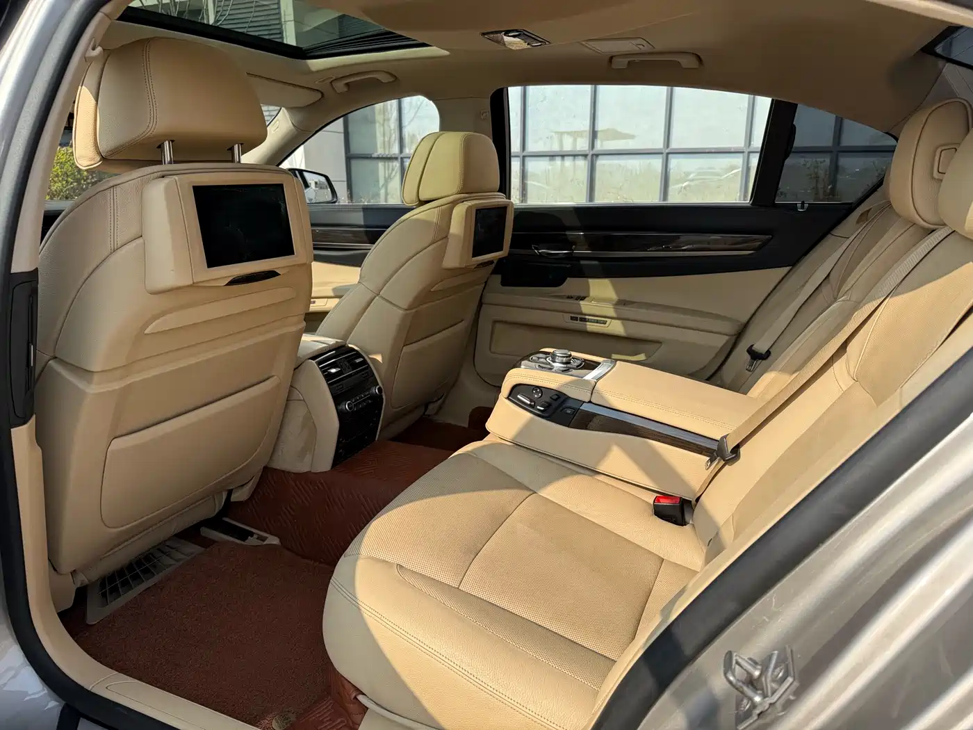 BMW 7 Series 2011 750Li xDrive фото 5