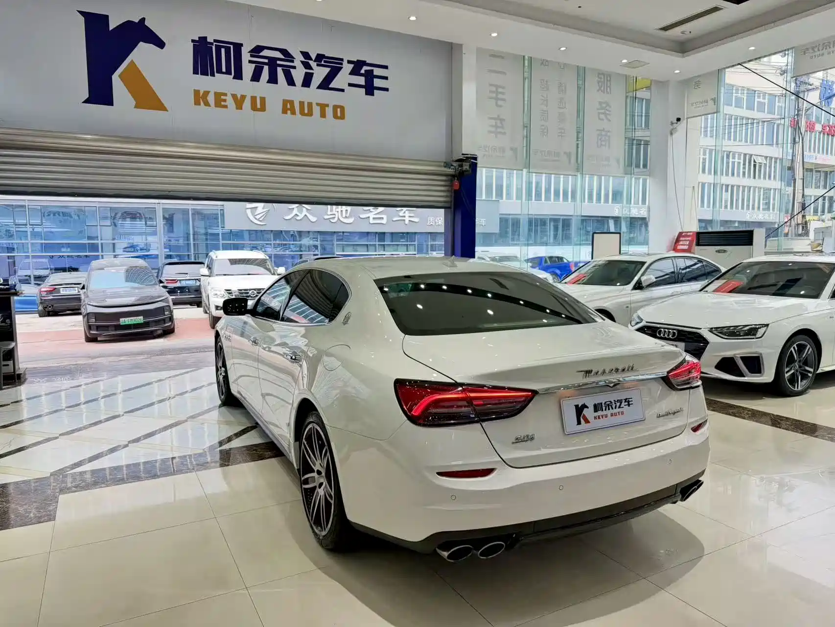 Photo 11 - Maserati Quattroporte