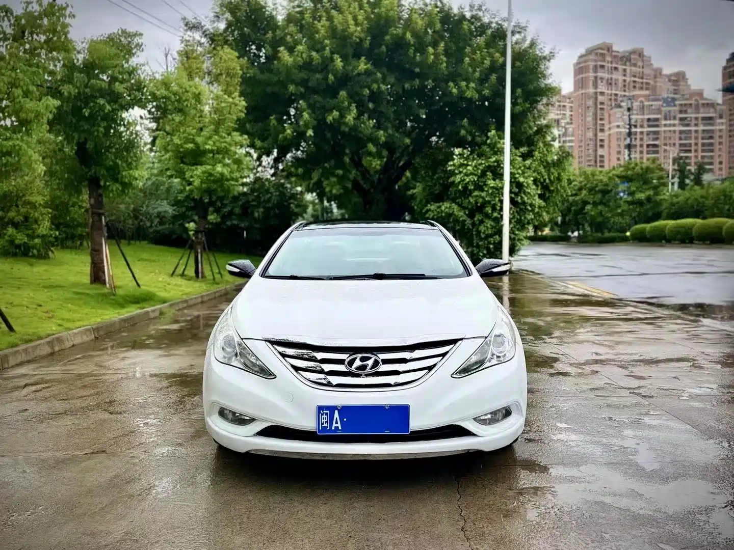 Photo 2 - Hyundai Sonata