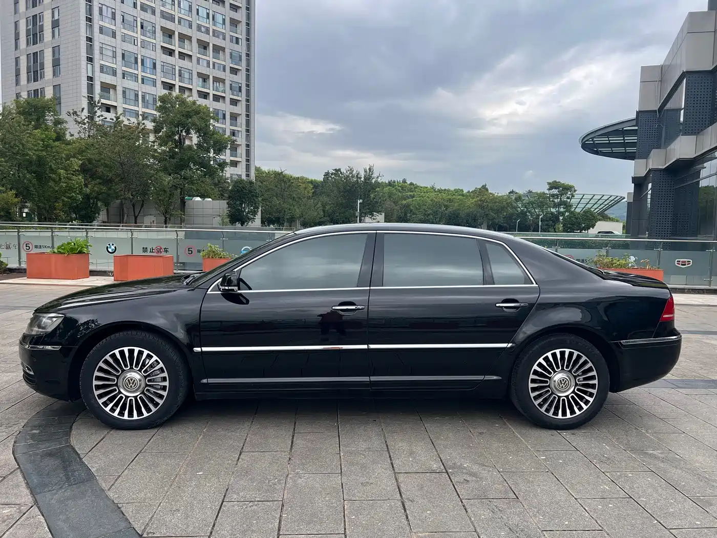 Volkswagen Phaeton 2011 2011 3.6L V6 5-Seater Extended Comfort