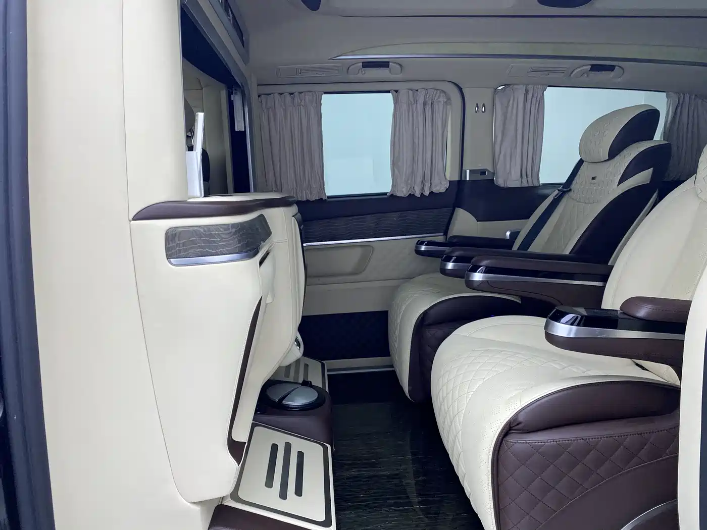 Mercedes-Benz V-Class 2018 V 260 L Premium Long Wheelbase Edition China VI фото 11