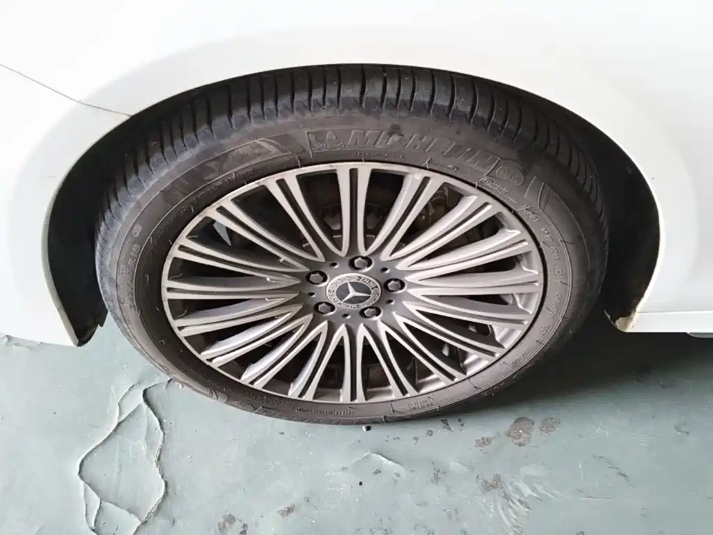 Фото 23 - Mercedes-Benz E-Class