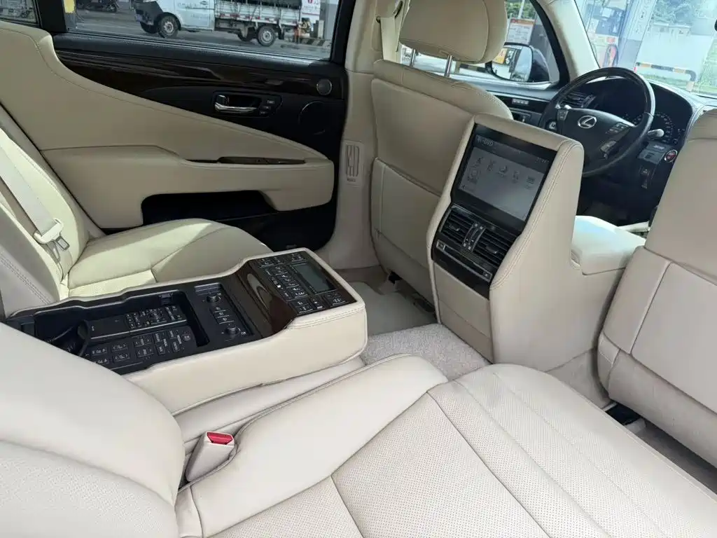 Фото 9 - Lexus LS