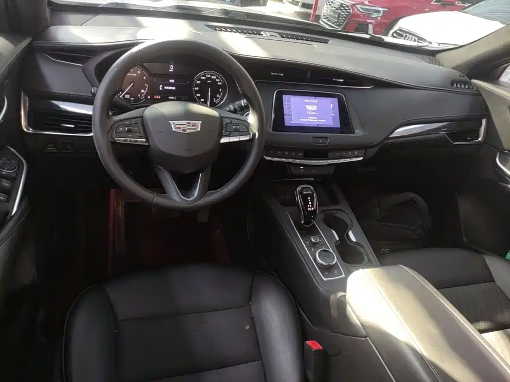 Photo 10 - Cadillac XT4
