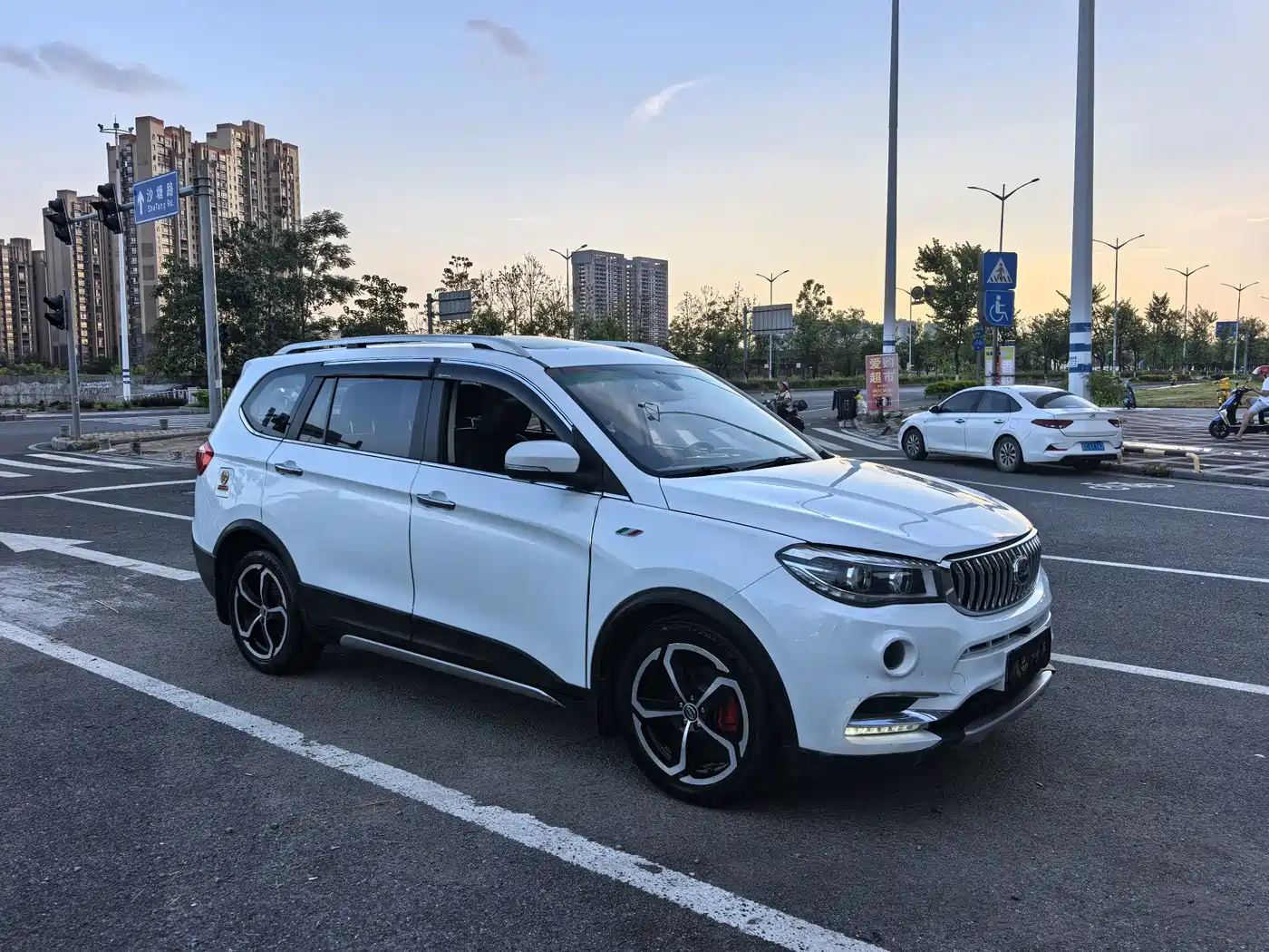 SWM Motor SWM X7 2017 2016 1.5T Manual Luxury 7-Seater