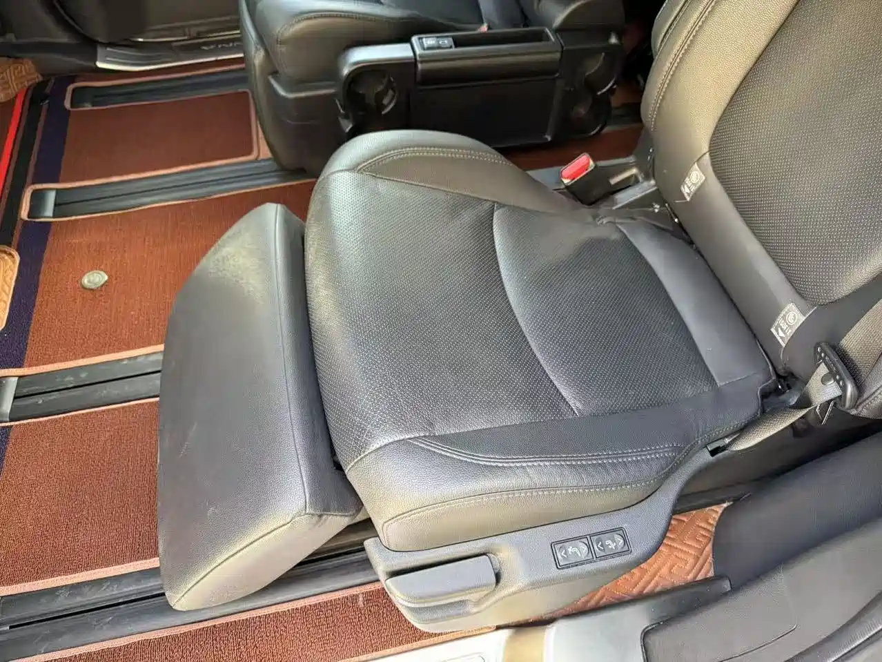 Toyota Sienna 2023 2.5L Hybrid Premium Edition фото 10