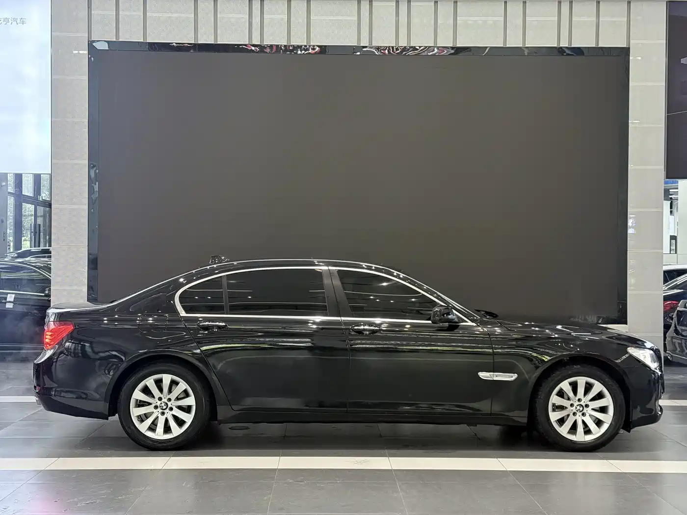 BMW 7 Series 2009 Model 740Li Leading Edition фото 3
