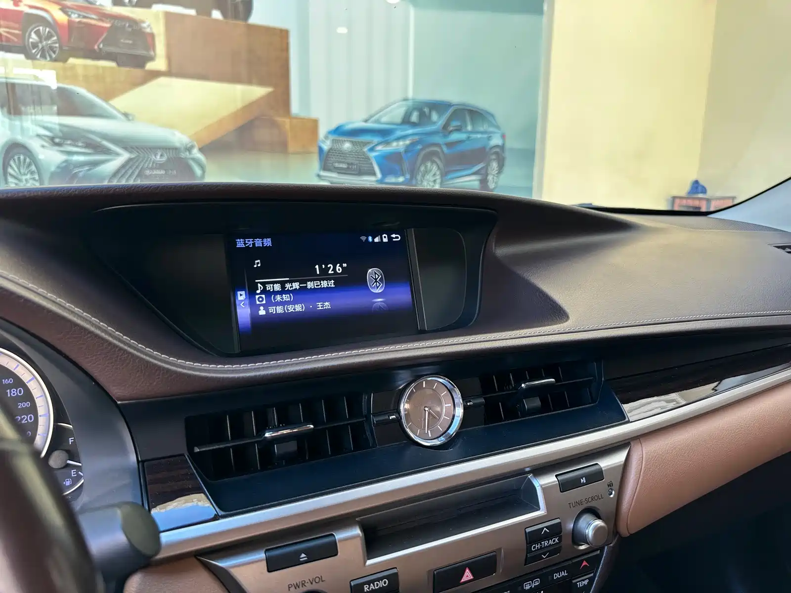 Фото 9 - Lexus ES