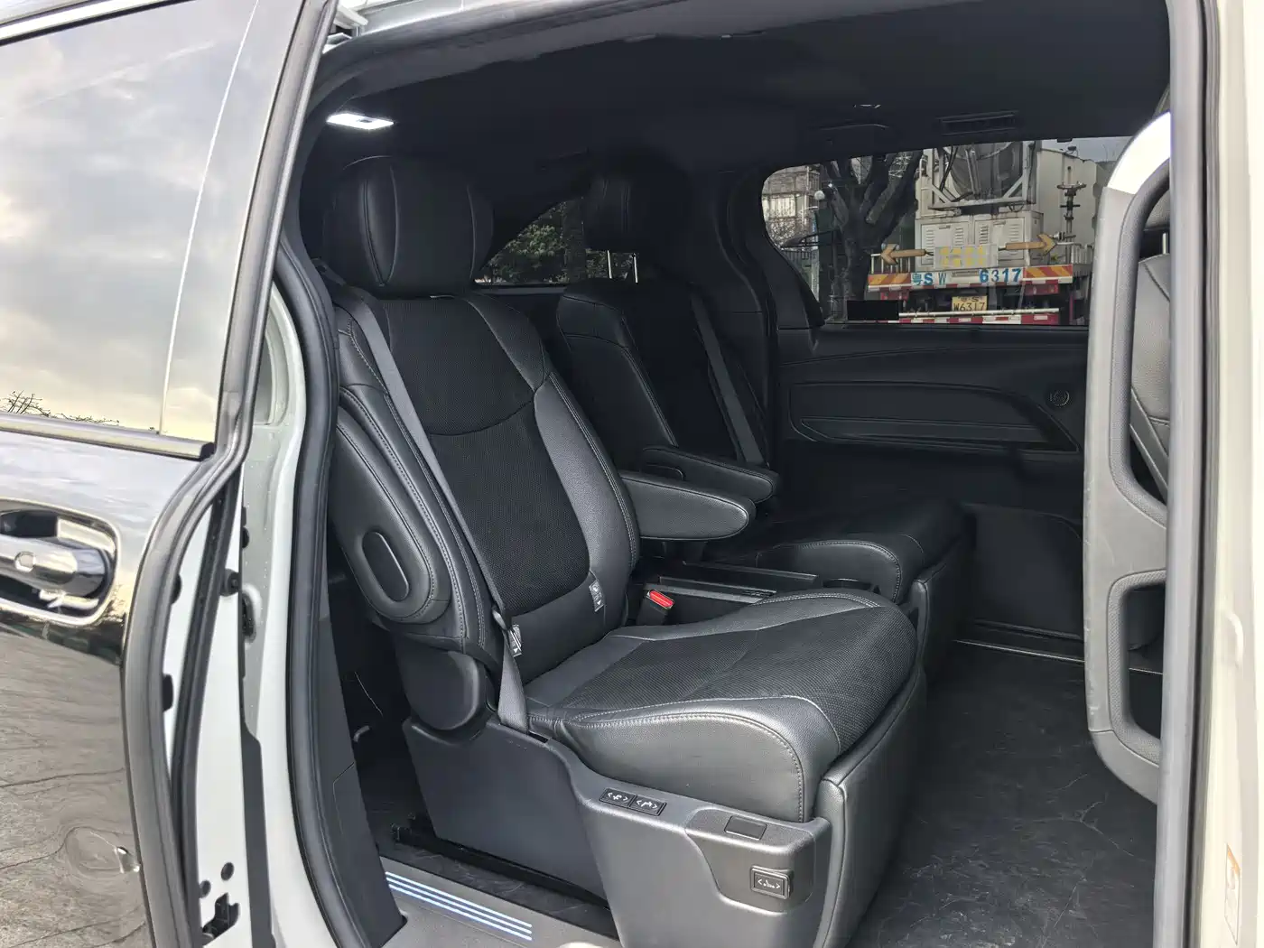 Toyota Sienna 2024 2.5L Hybrid Premium Edition фото 12