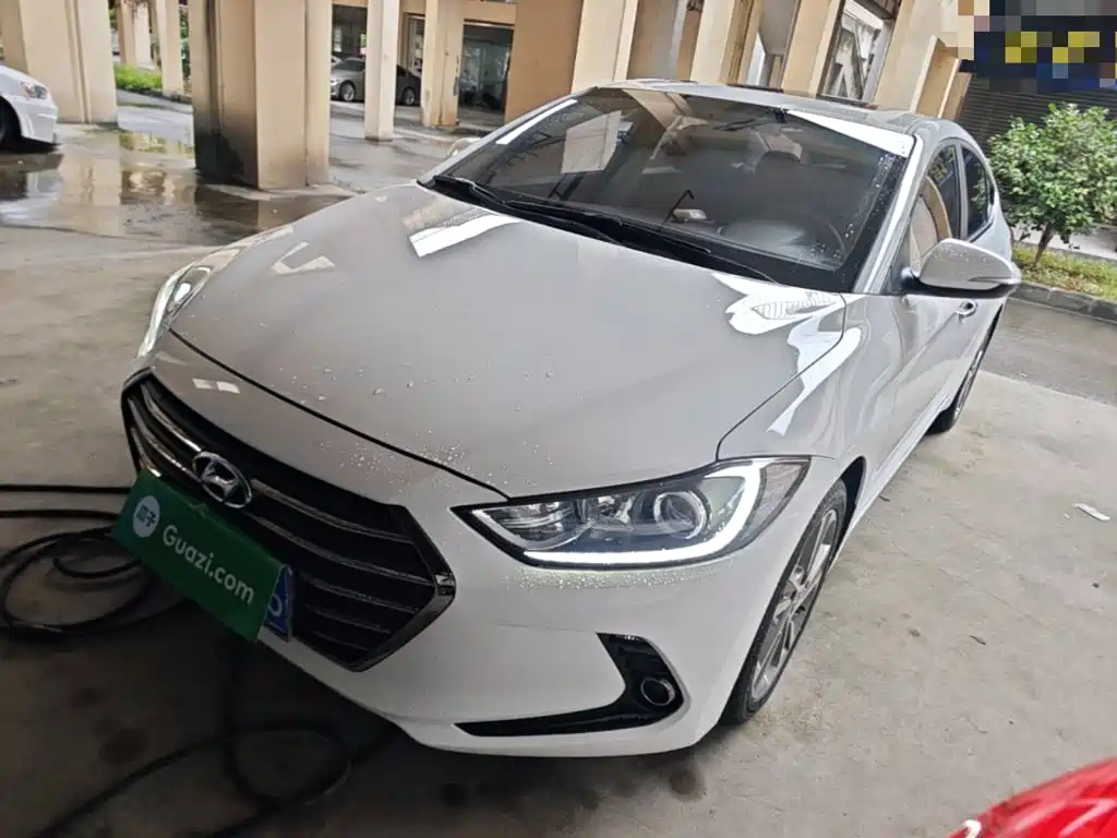 Фото 2 - Hyundai Elantra