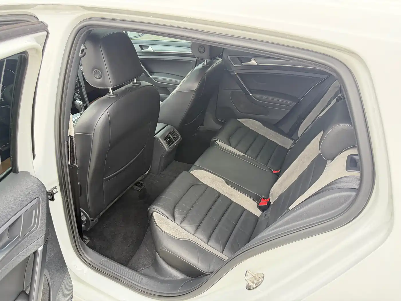 Volkswagen Golf 2017 280TSI Auto R-Line Millionth Anniversary Edition фото 10