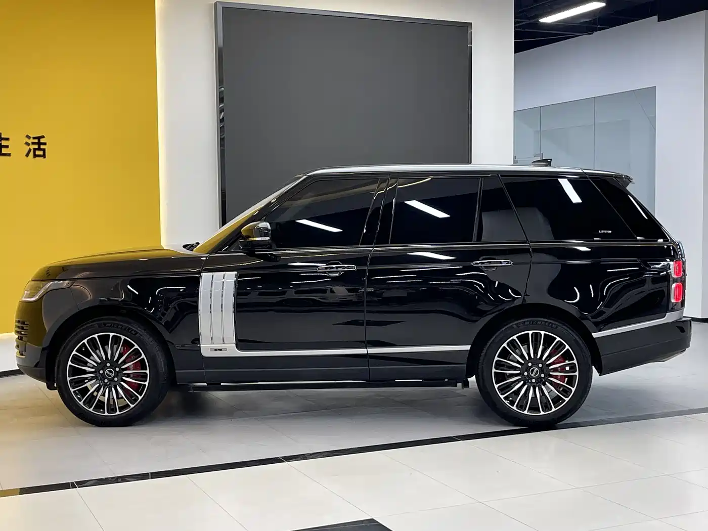 Land Rover Range Rover 2019 3.0 SC V6 Golden Age Edition фото 4