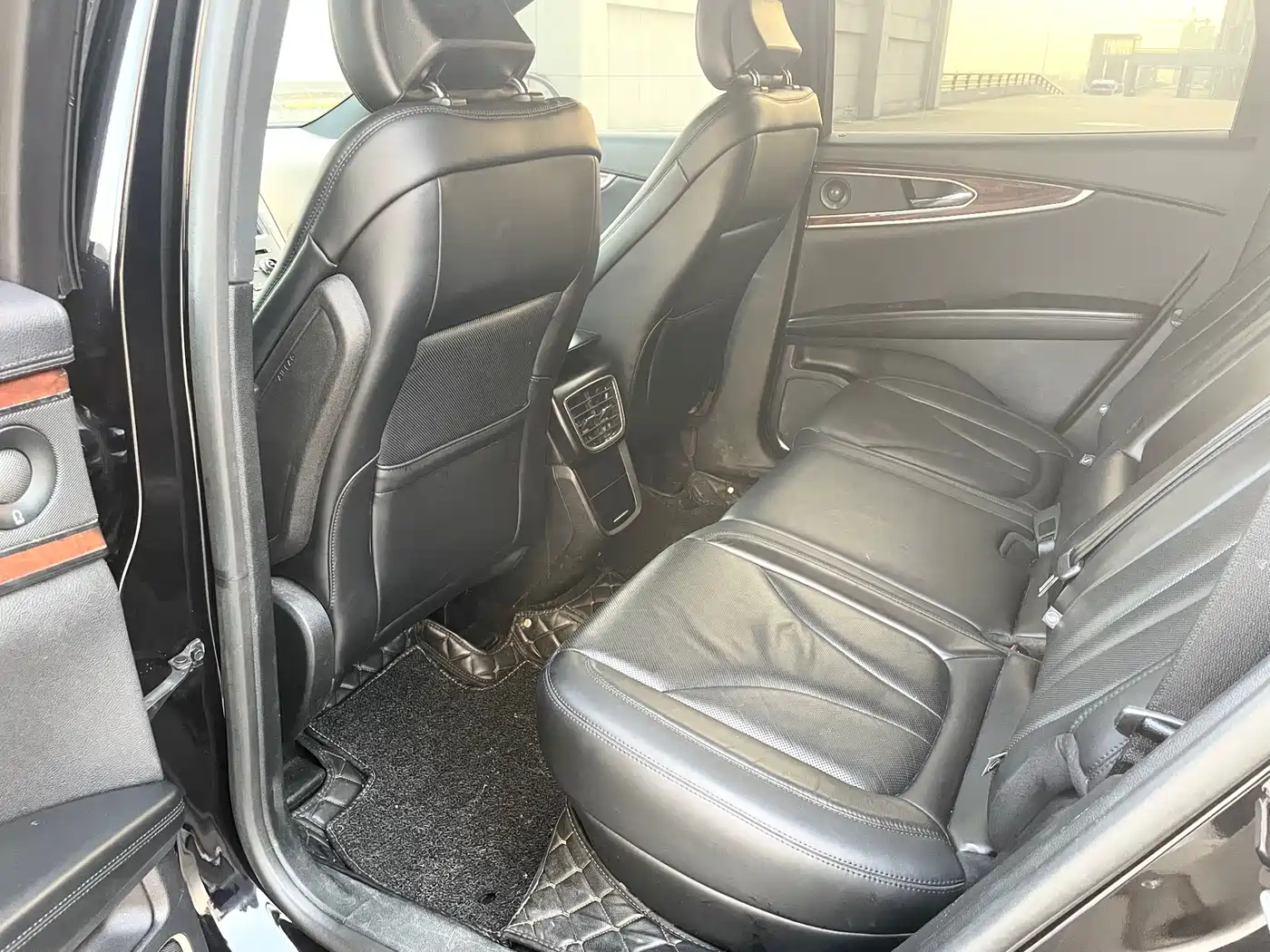 LINCOLN NAVIGATOR (IMPORT)