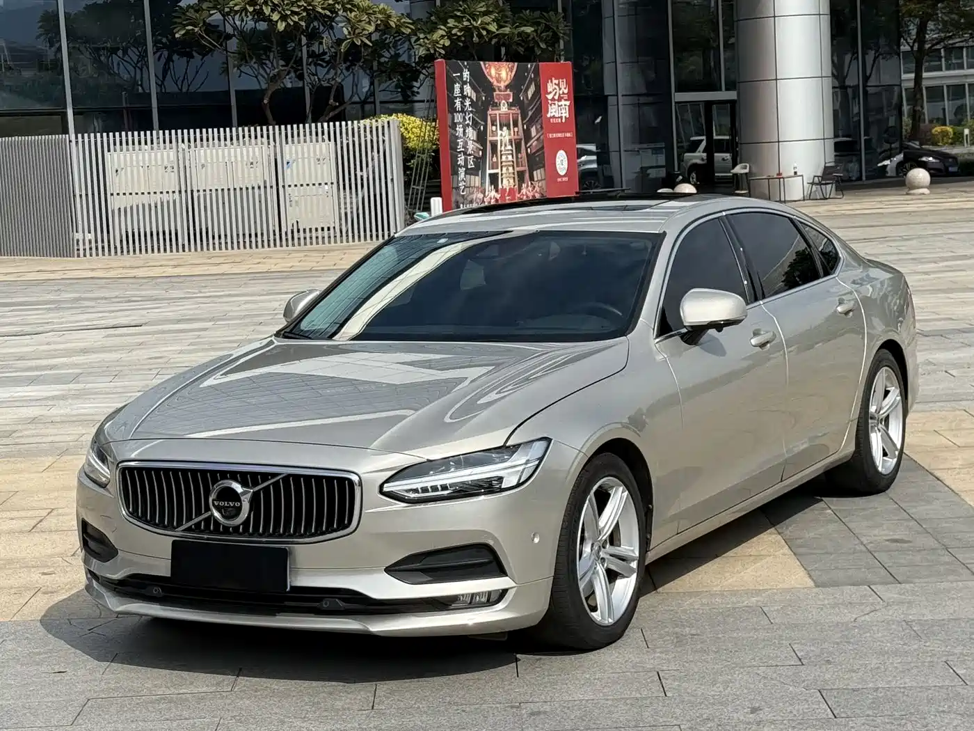 Фото 1 - Volvo S90
