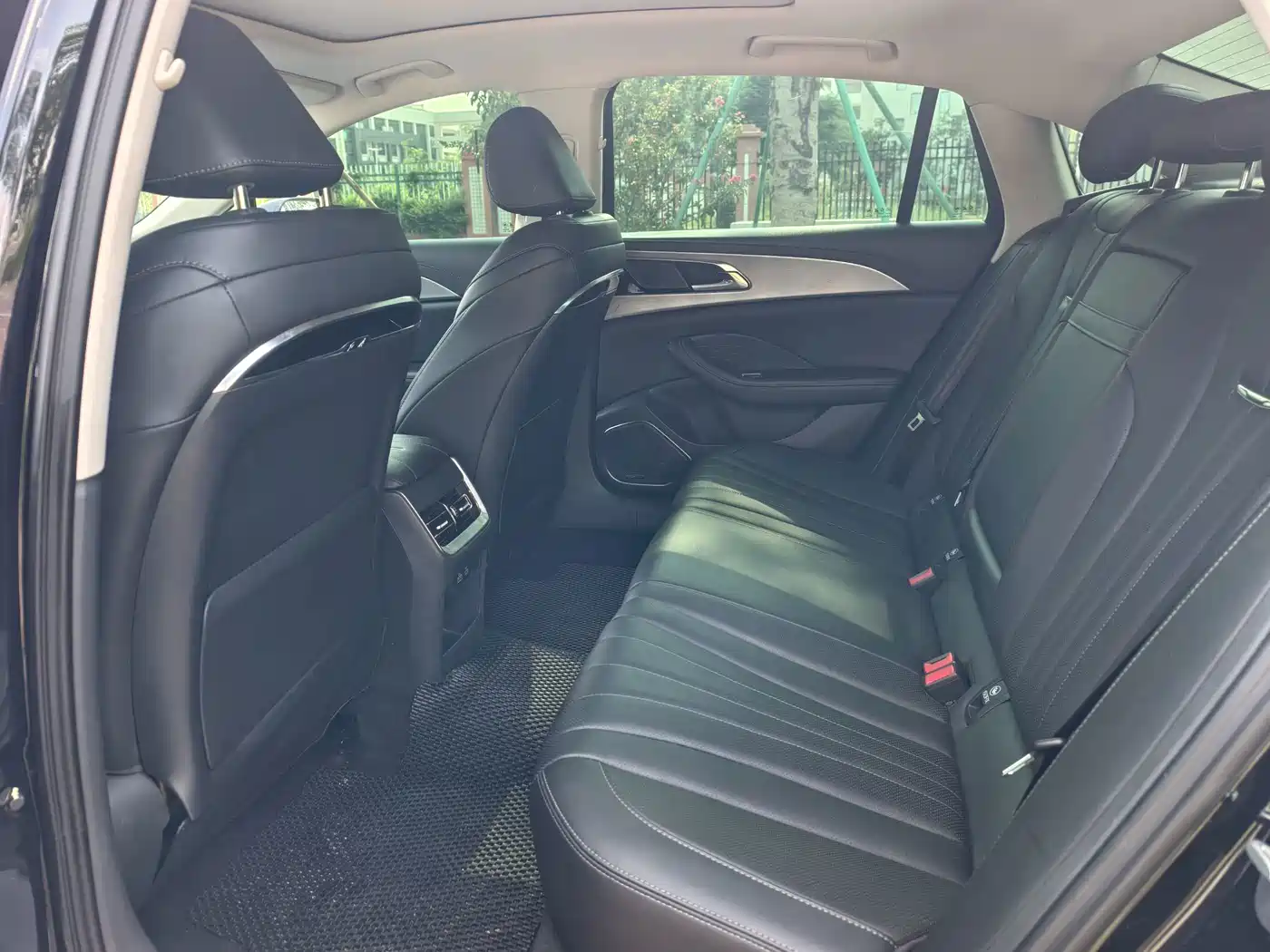 Фото 6 - Hongqi H5