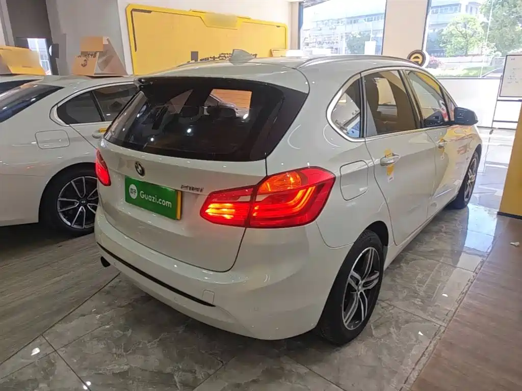 BMW 2 Series Touring 2016 218i Sport Design Package фото 5